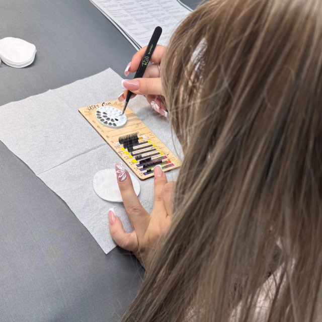 Бесплатный пробный урок по наращиванию ресниц 💎 в Михайловке, 03.11.2025 в 12:55