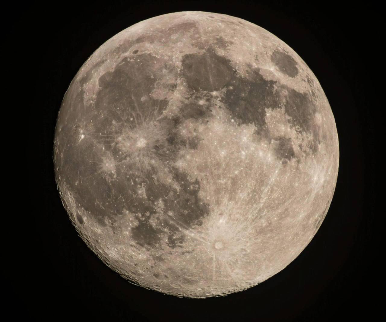 😳 Сегодня жители Волгоградской области могут полюбоваться одним из самых крупных Суперлуний этого го в Михайловке, 05.11.2025 в 19:55