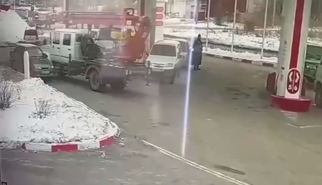 В Михайловске на заправке грузовик без водителя протаранил легковушку