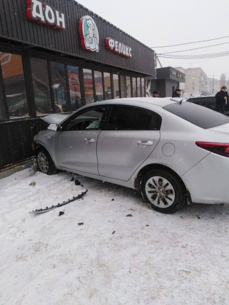 ДТП у пиццерии Дон Феликс — автомобиль въехал в кафе
