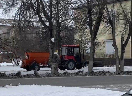 «Комбинат благоустройства в Михайловке впервые посыпает тротуары песком»