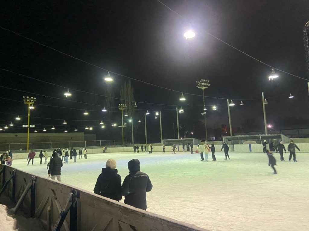 Жители Михайловки жалуются на качество льда на городском катке