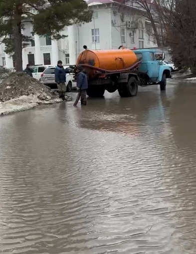 В Михайловке тает снег, и город уходит под воду