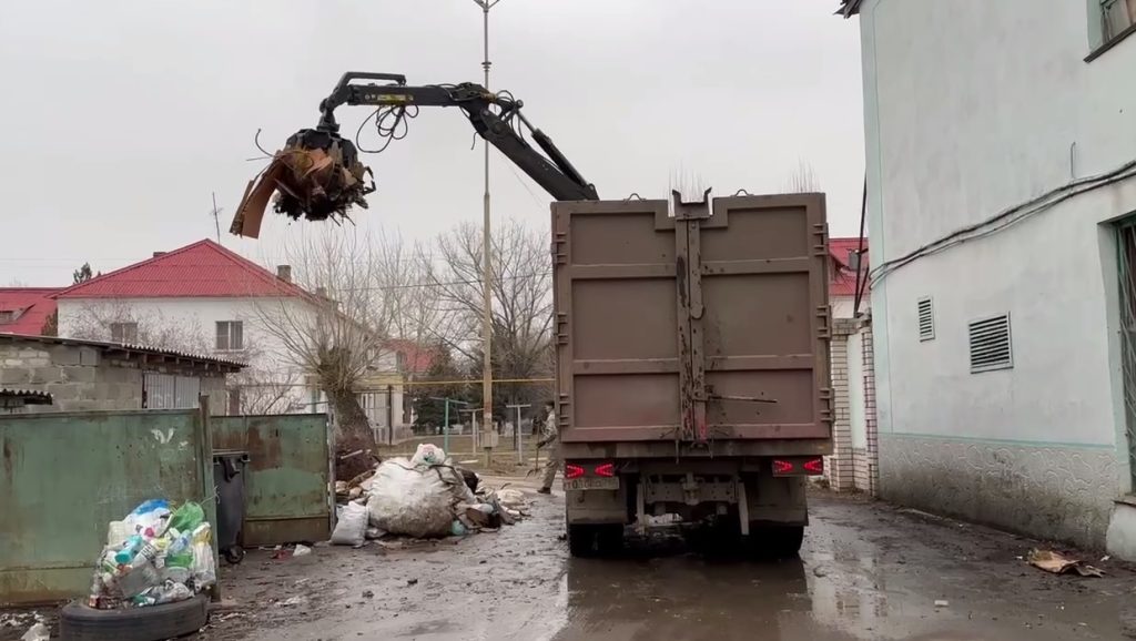 В Михайловке убирают мусор сразу две организации, но жалобы не прекращаются