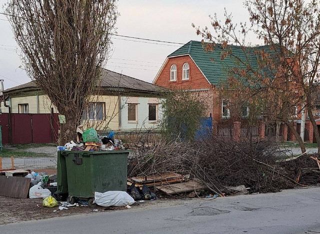 Жители Михайловки жалуются на свалку рядом с памятником Погибшим солдатам