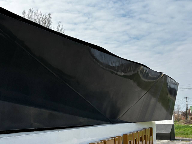 Во входной арке парка Победы в Михайловке заметили разрушения