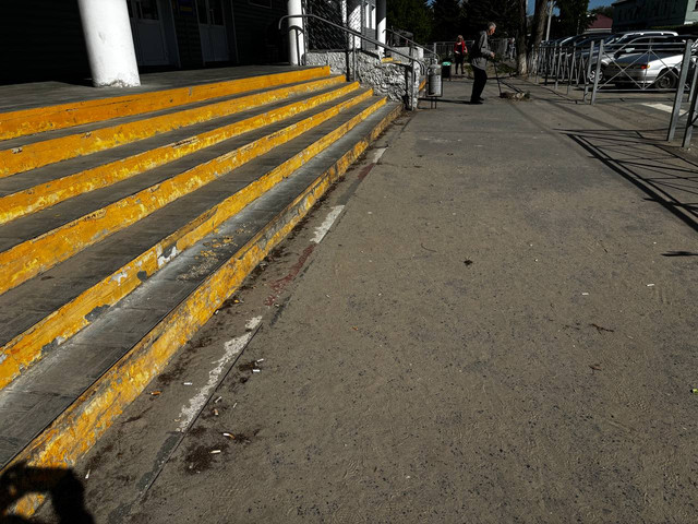 В Михайловке пациенты пожаловались на свалку у входа в поликлинику