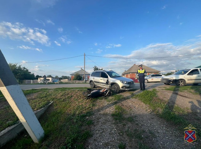 В Михайловке 16-летний мотоциклист столкнулся с легковушкой — двое подростков в больнице