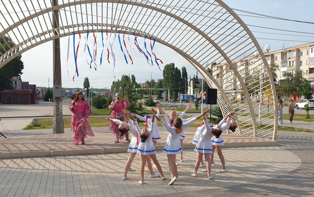 В Михайловке прошёл праздничный концерт ко Дню России у центра «Юность»