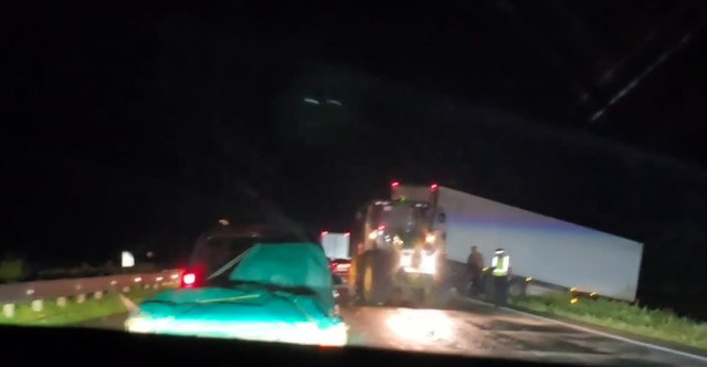 Под Михайловкой фура слетела с трассы и задела две легковушки