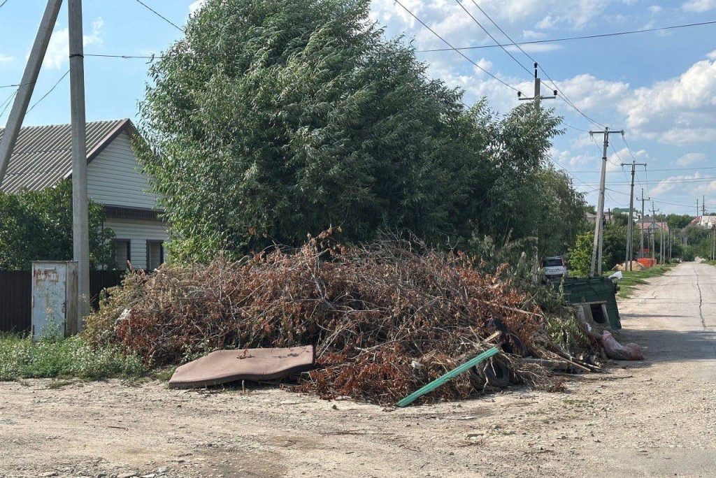 Жители Михайловки жалуются на свалку, затрудняющую движение