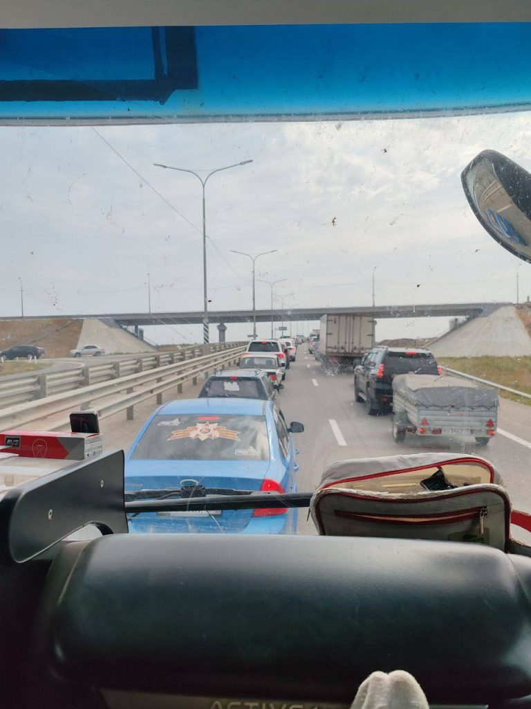 На въезде в Волгоград образовалась двухкилометровая пробка из-за проверок автомобилей