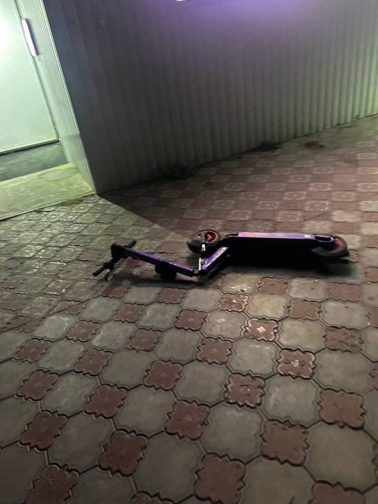 Вандалы в Михайловке повреждают самокаты: компания предупреждает о последствиях