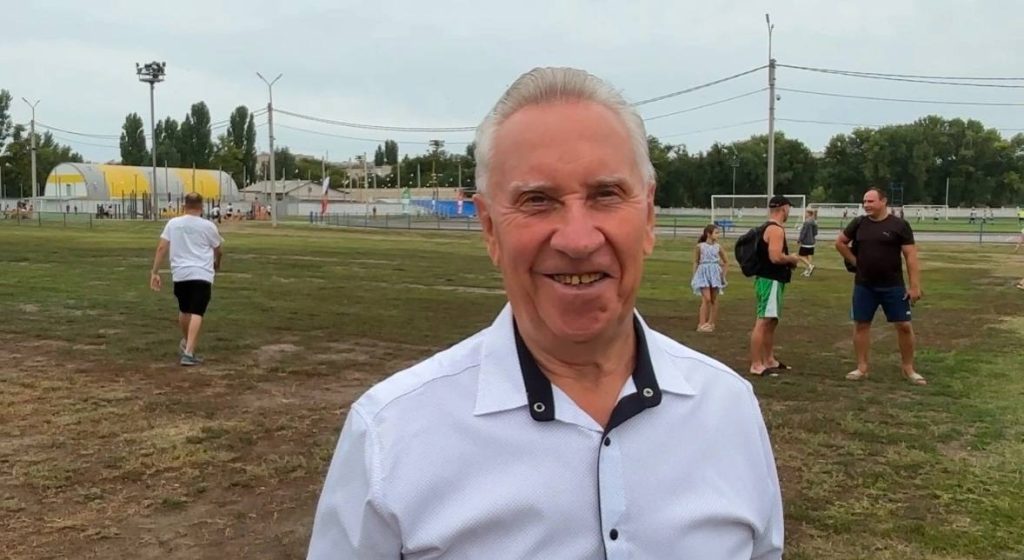 Заслуженный учитель из Михайловки поздравил жителей с Днем физкультурника