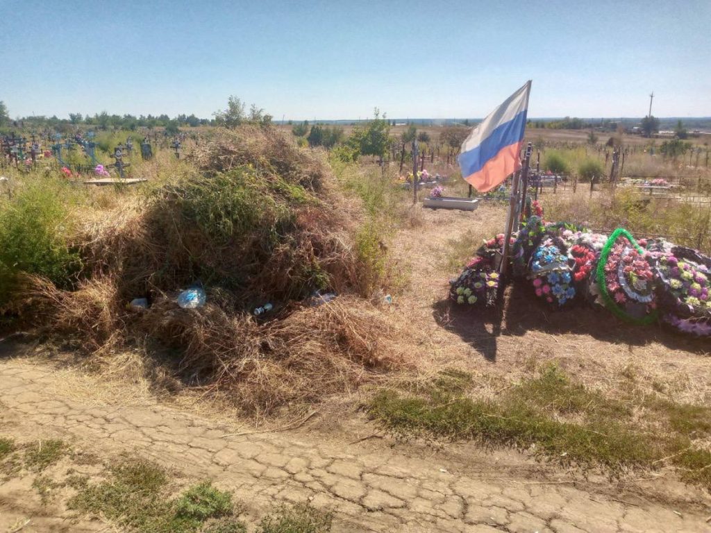 Жители Михайловки обеспокоены скоплением мусора на городском кладбище