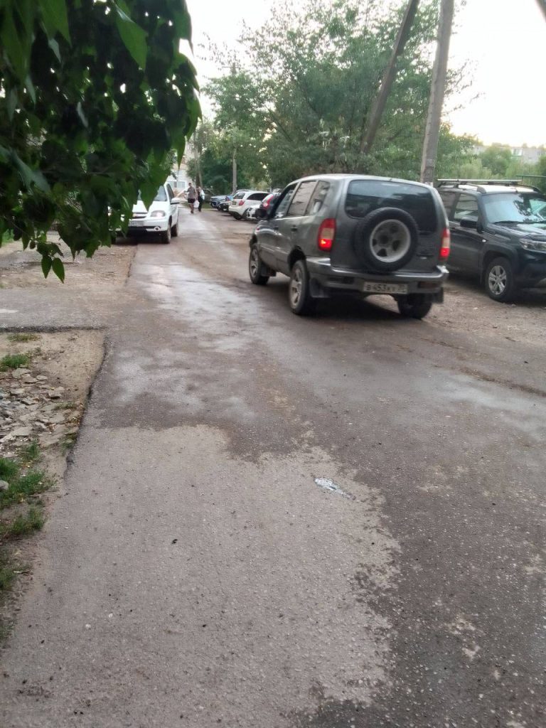 Жильцы дома на улице 2 Краснознаменская 63 жалуются на переполненный машинами двор