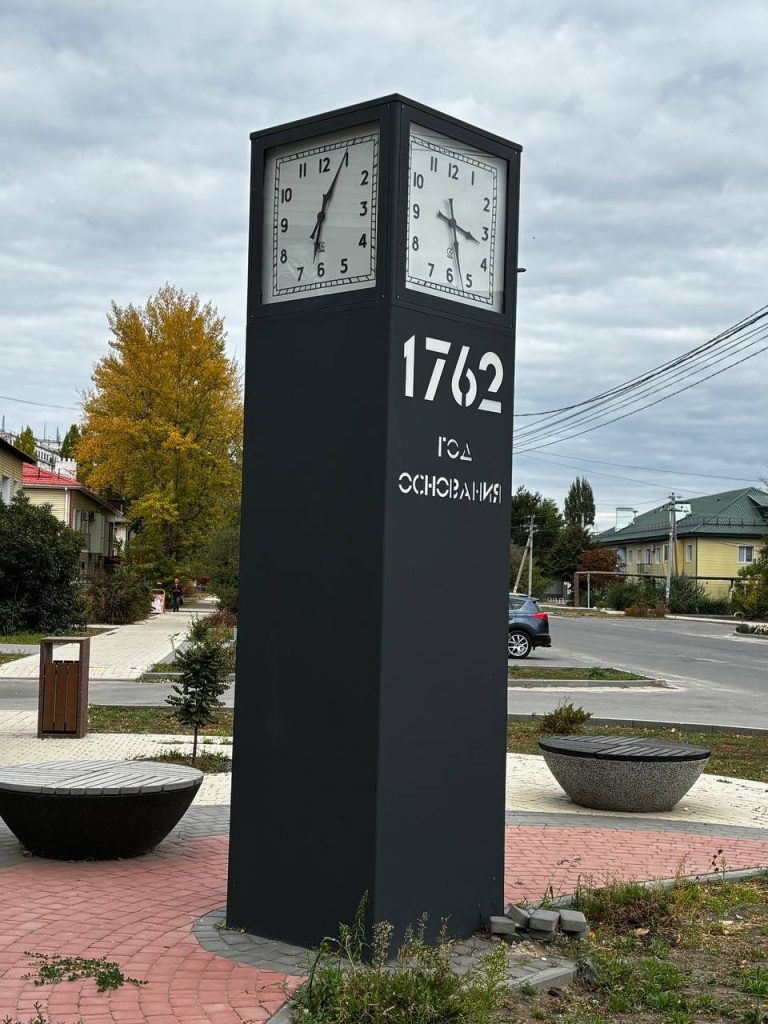 Уличные часы в Михайловке не работают с момента установки