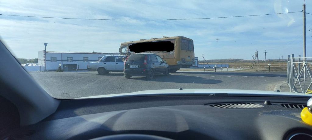 Авария произошла днём в лесхозе перед зданием ЛУКОЙЛа в Михайловке