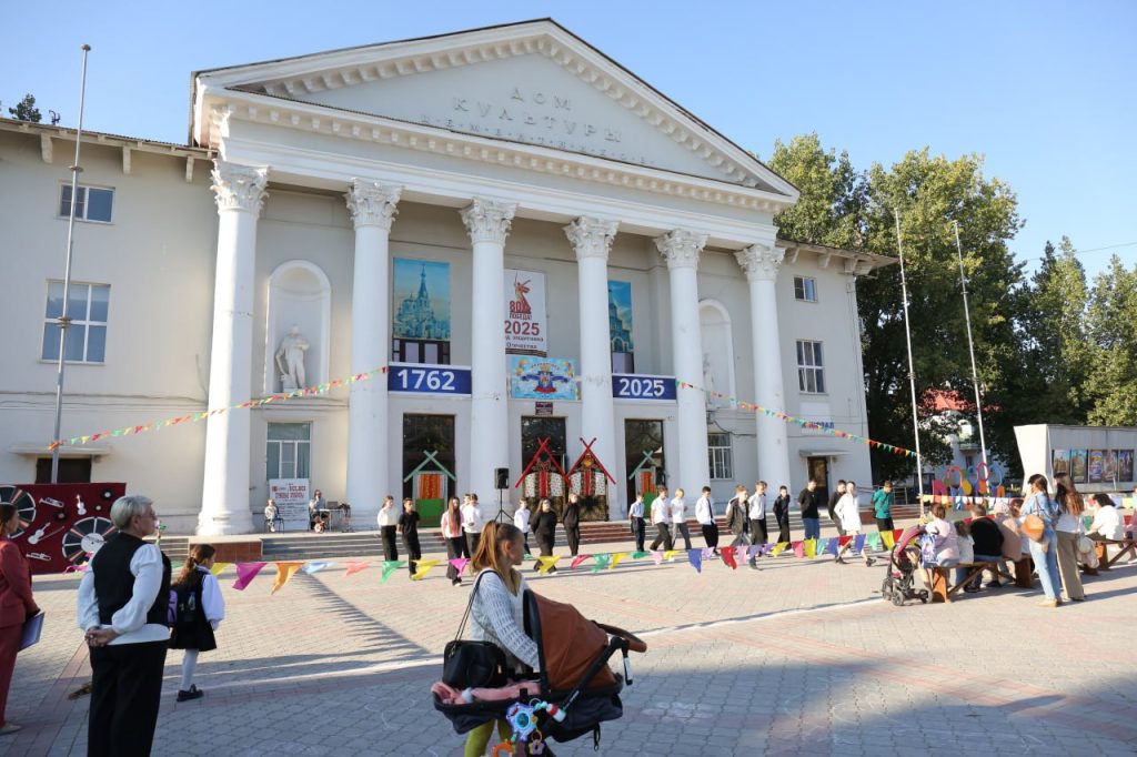 Мастер-классы по бальным танцам прошли на площади Конституции в честь Дня города