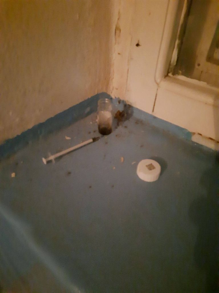 Житель Михайловки обеспокоен наркоманией в подъезде дома на улице Обороны