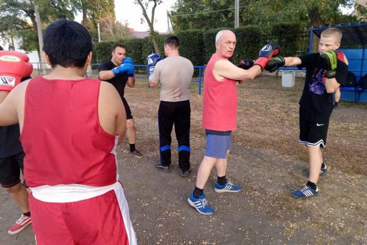 Тренера по боксу не пустили с учениками в школьный спортзал в Михайловке