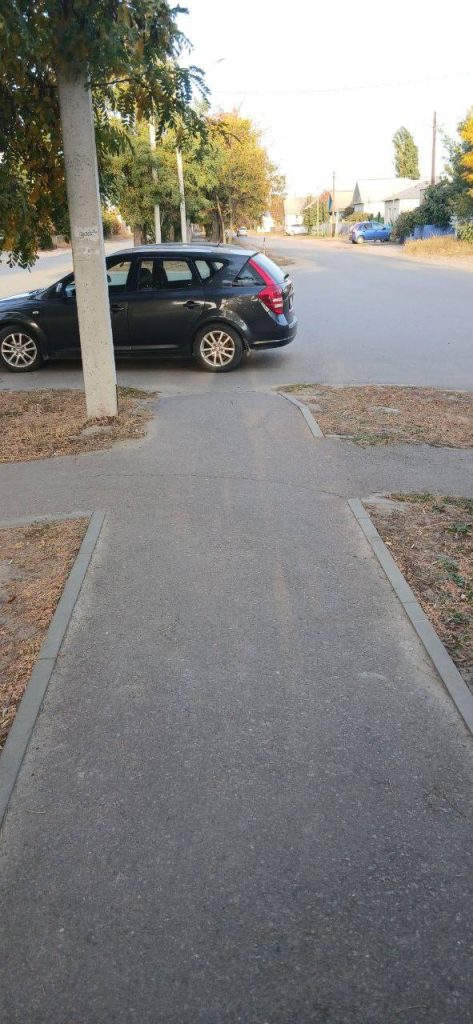 Автомобиль перекрыл движение на перекрестке в Михайловке