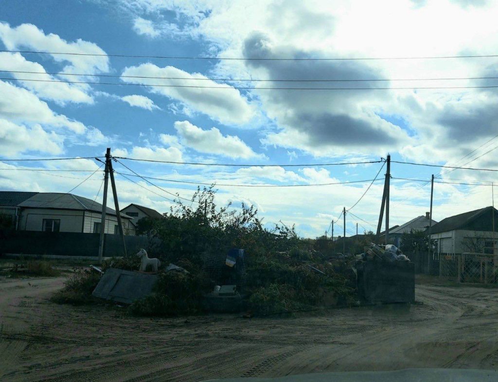Жители Михайловки возмущены стихийной свалкой на перекрестке улиц