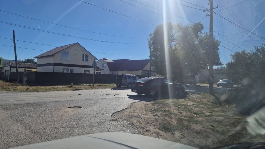 Авария на перекрестке улиц Украинской и Миронова в Михайловке