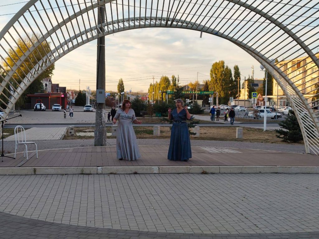 Праздник для пожилых людей на танцевальной площадке