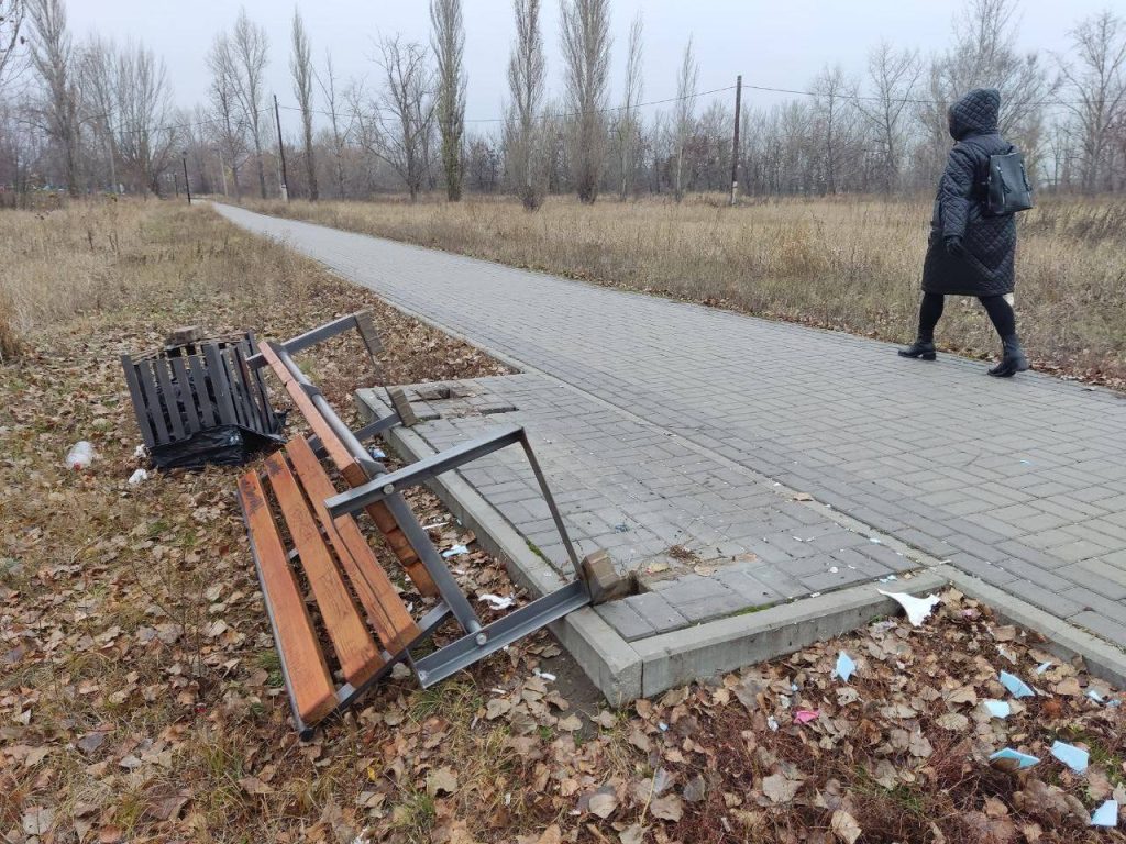 В Михайловке в парке Победы перевернули скамейки