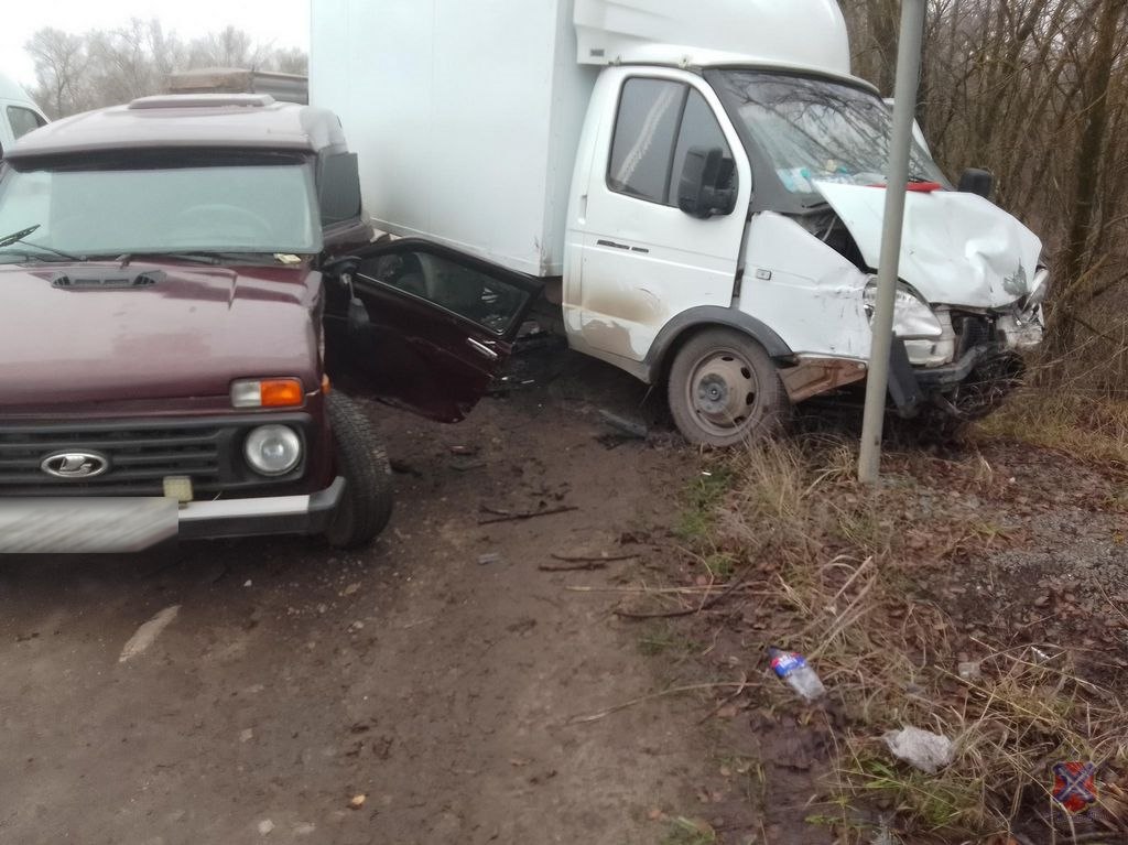 На трассе «Жирновск — Вёшенская» в ДТП пострадали водитель и пассажирка «Нивы»