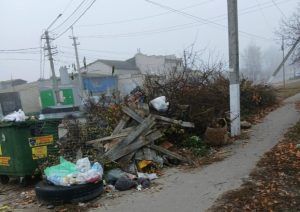 Горы мусора на улицах Михайловки мешают пешеходам и угрожают безопасности движения
