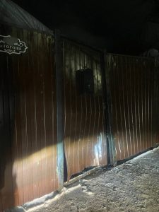 Автомобиль врезался в ворота на улице Гоголя в Михайловке