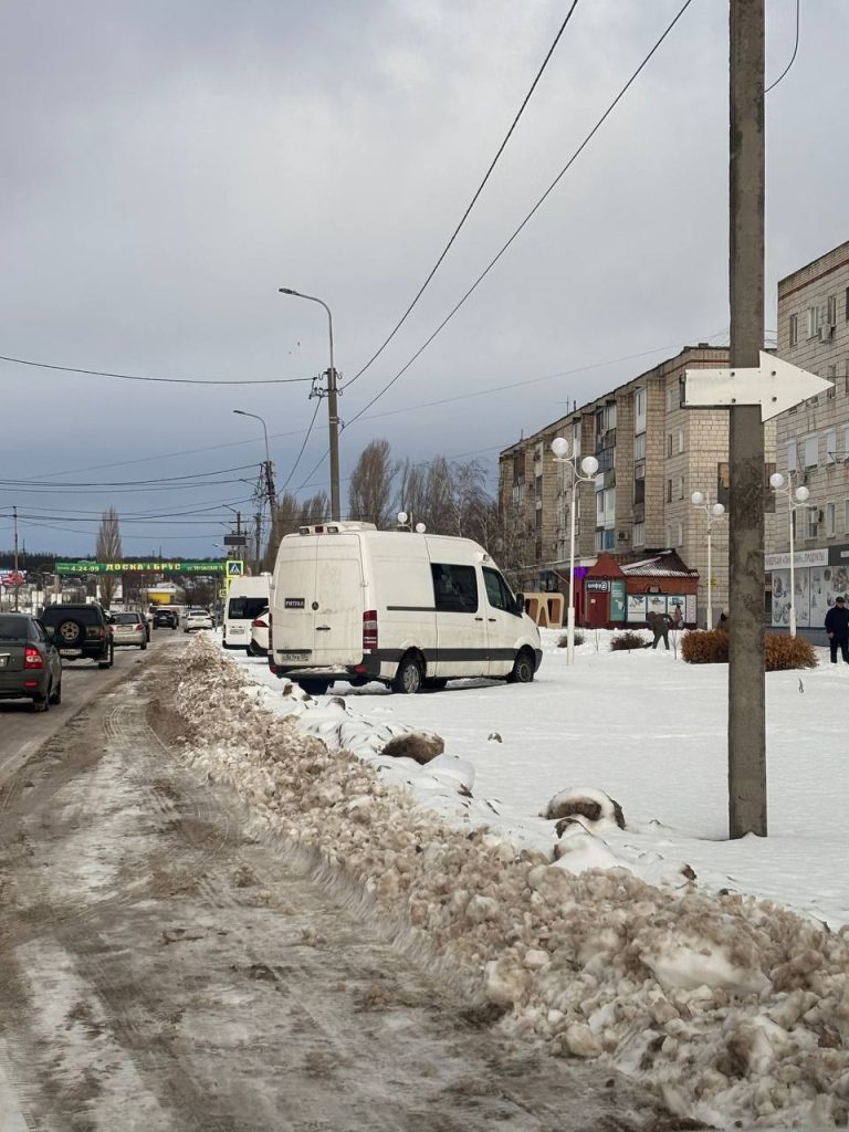 Жители улицы Краснознаменской в Михайловке жалуются на неубранные парковочные места