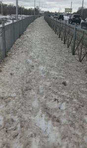 Жительница Михайловки получила травму из-за плохого состояния тротуара