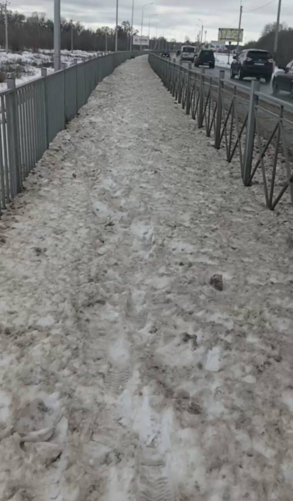 Жительница Михайловки получила травму из-за плохого состояния тротуара