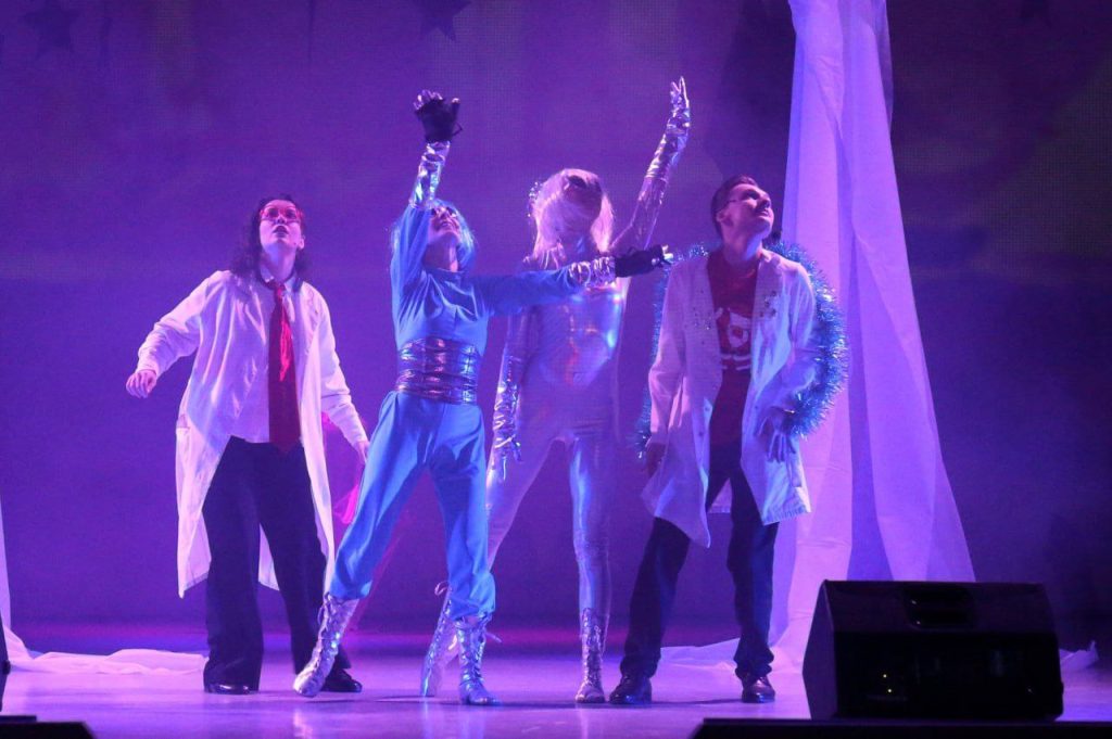 Новогоднее волшебство спасло космическое приключение на сцене