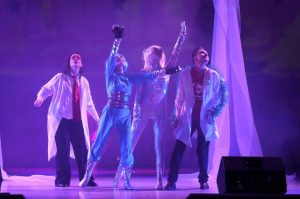 Новогоднее волшебство спасло космическое приключение на сцене