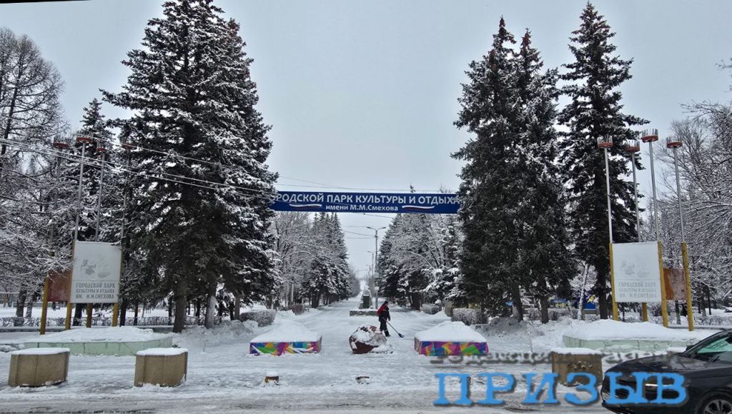 Зимняя сказка в городе: коммунальщики расчистили парки к утру