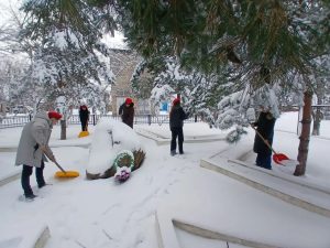 Юнармейцы Михайловки привели в порядок мемориальный камень «Памяти»