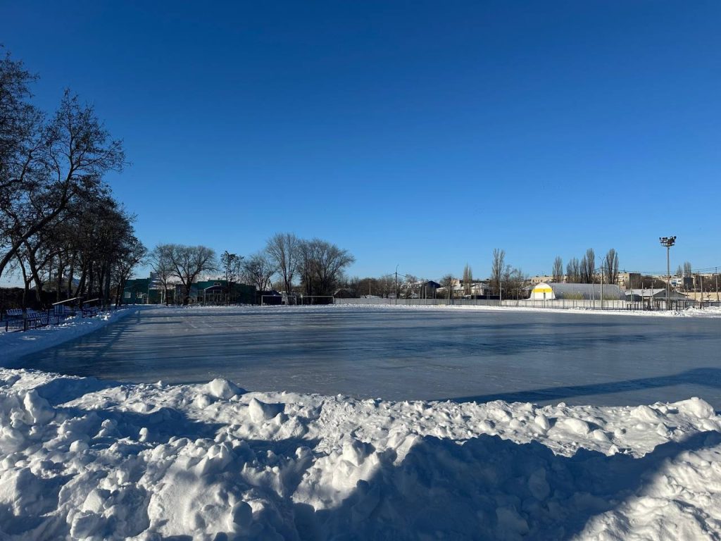 Каток на городском стадионе Михайловки пока не готов к открытию