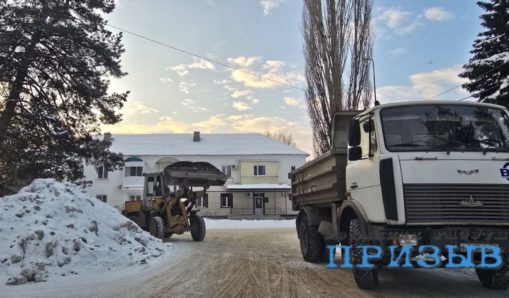 В Михайловке наводят порядок: коммунальщики работают над благоустройством и ремонтом