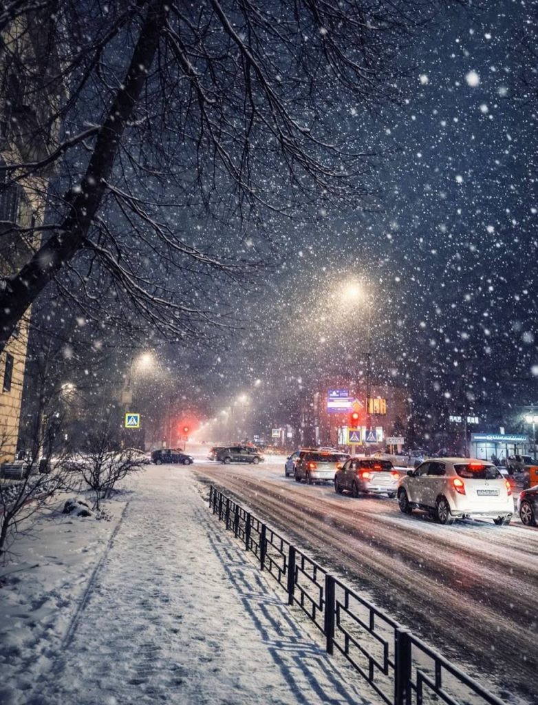 Улица Обороны в Михайловке преобразилась в зимнем убранстве