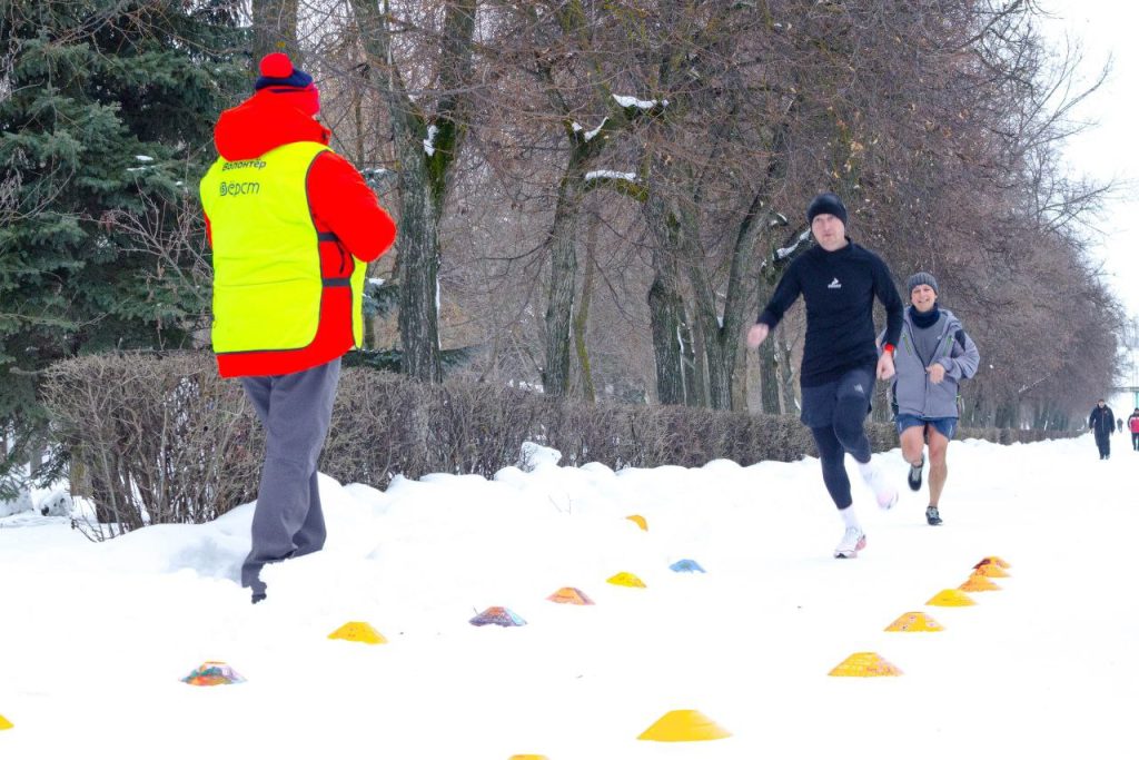 Неожиданная оттепель собрала любителей бега в парке Смехова
