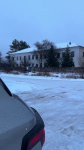 Заброшенное здание в Михайловке стало местом сбора подростков-вандалов