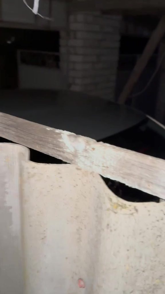 Житель Михайловки три месяца не может добиться наказания для соседа, разбившего стекло его автомобиля