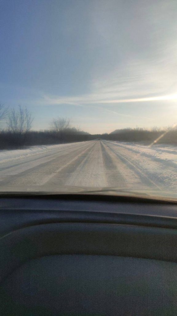 Опасная дорога: жители жалуются на отсутствие песка на трассе Даниловка — Михайловка
