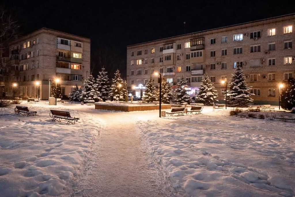 Зимний фонтан на улице Обороны в Михайловке