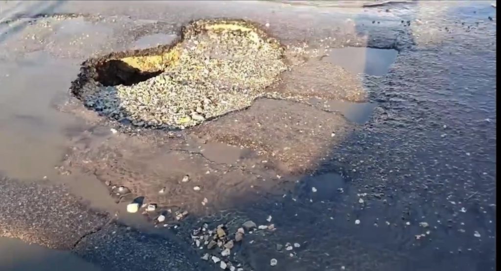 На дороге в Михайловке образовался опасный провал