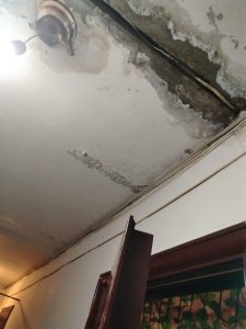 Житель Михайловки требует от управляющей компании прекратить «водопад» в квартире